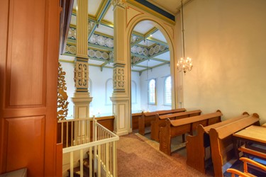<p>De open ruimtes aan weerszijden van het orgel zullen na de vernieuwing van de orgeltribune als galerijen in gebruik zijn genomen. De trap naar de galerijen en het orgel is bij de laatste restauratie vernieuwd. </p>

